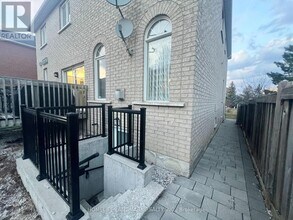 18 Fountain Ct in Richmond Hill, ON - Building Photo - Building Photo