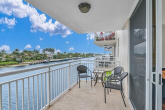 1050 Hillsboro Mile in Hillsboro Beach, FL - Building Photo - Building Photo