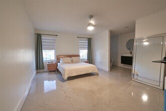 15213 SW 141st St in Miami, FL - Foto de edificio - Building Photo