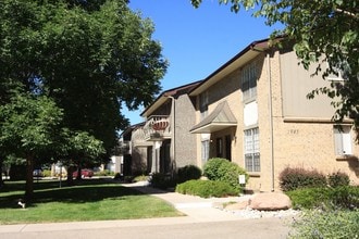Adrienne Townhomes & Apartments in Lakewood, CO - Foto de edificio - Building Photo