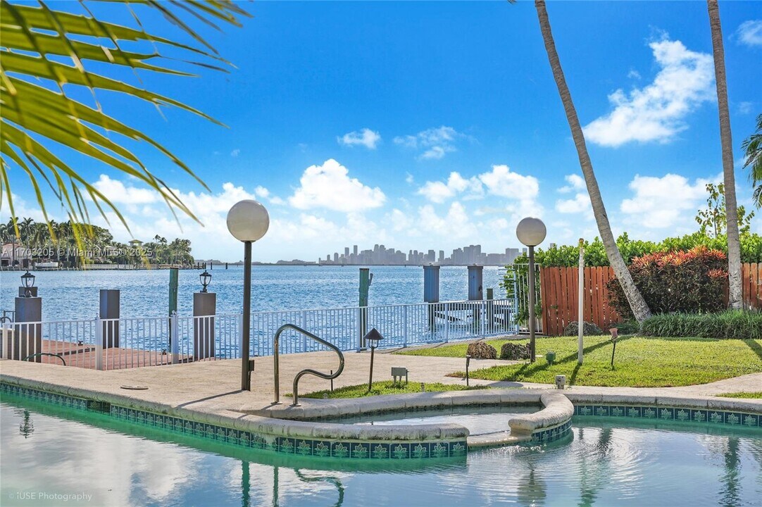 1180 Bay Dr in Miami Beach, FL - Foto de edificio
