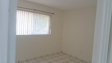 7700 Camino Real in Miami, FL - Foto de edificio - Building Photo