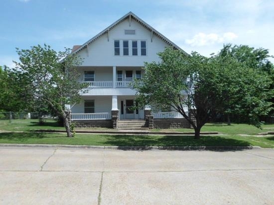 309 N Oak St in Holdenville, OK - Building Photo