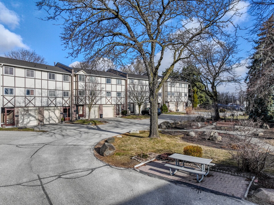 Gulleden Drive in Mississauga, ON - Building Photo