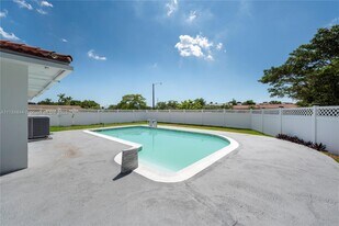 4700 McKinley St in Hollywood, FL - Building Photo