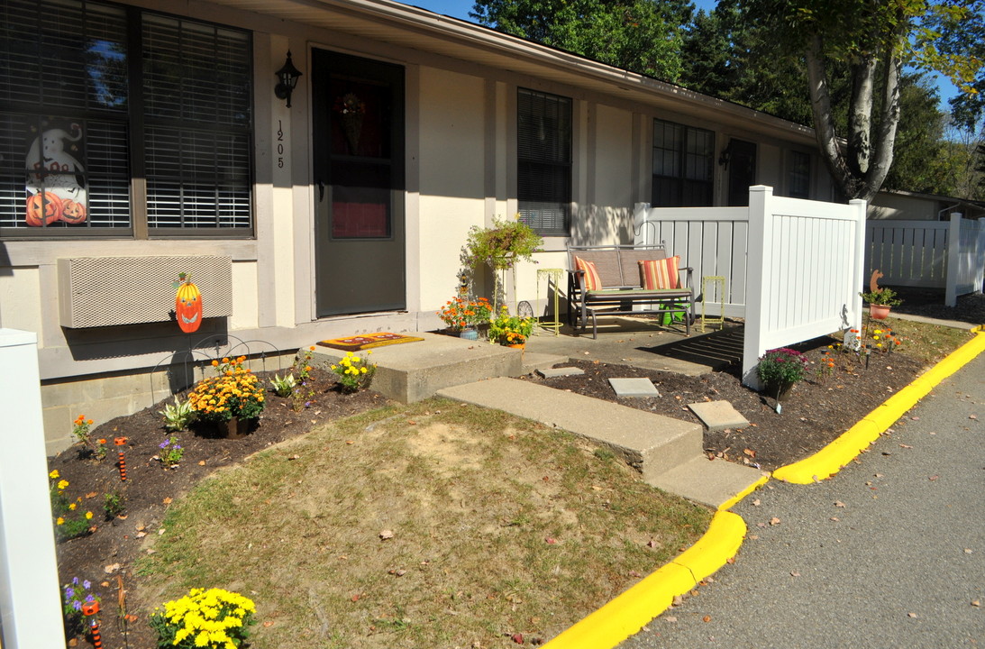 Robin Court Apartments in Zanesville, OH - Building Photo