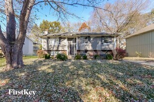 1018 NE Trailwood Dr in Lee's Summit, MO - Building Photo