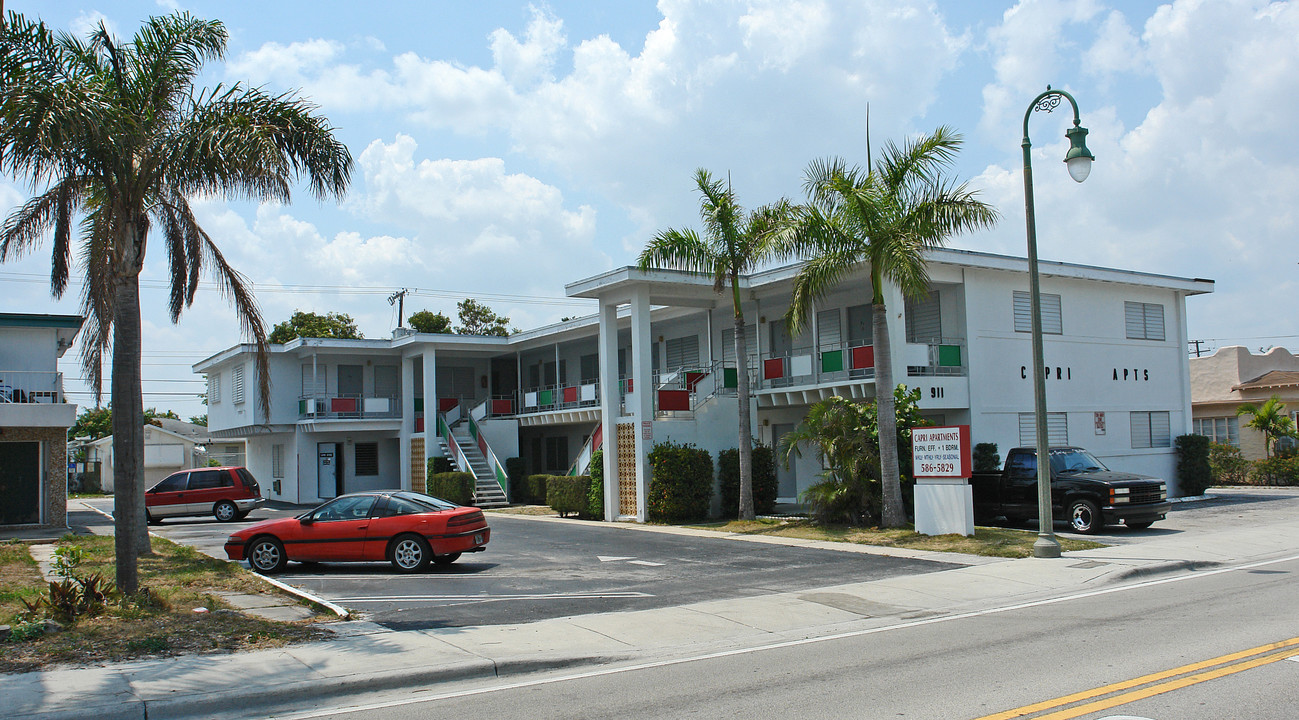 Capri Apartments in Lake Worth, FL - Building Photo