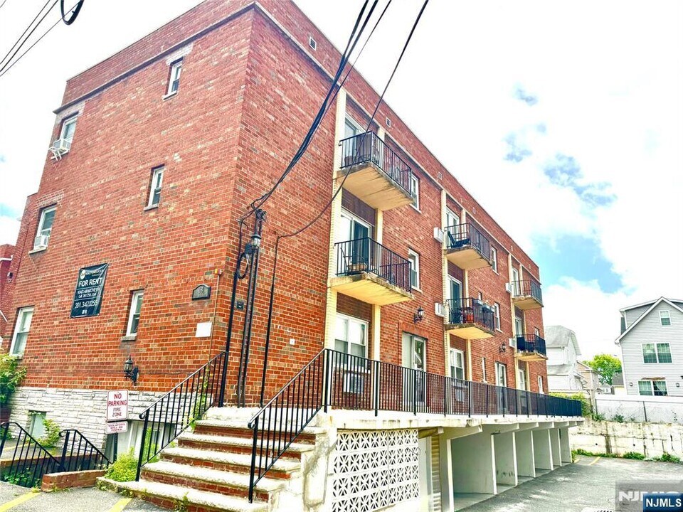 68 W Main St in Bogota, NJ - Foto de edificio