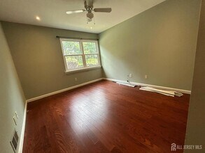 219 Sierra Ct in Woodbridge Township, NJ - Foto de edificio - Building Photo