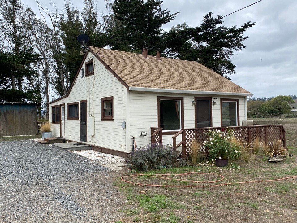 8080 Valley Ford Rd in Petaluma, CA - Building Photo