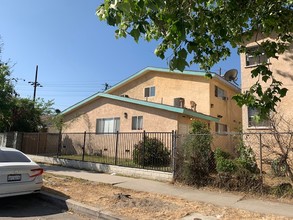 5811 Whitnall Hwy in North Hollywood, CA - Building Photo - Building Photo