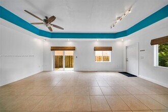 2814 SW 27th St, Unit 1 in Miami, FL - Foto de edificio - Building Photo