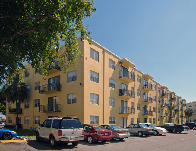 Seawind Lakes II in Lauderdale Lakes, FL - Building Photo - Building Photo