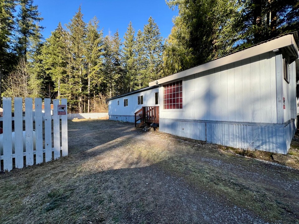 8599 Golden Valley Dr in Maple Falls, WA - Building Photo