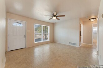 626 Aviation Ave in Schertz, TX - Foto de edificio - Building Photo