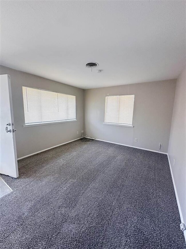 430 NW Mission Blvd in Lawton, OK - Foto de edificio - Building Photo