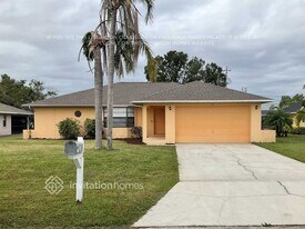 215 SE 19th Terrace in Cape Coral, FL - Building Photo