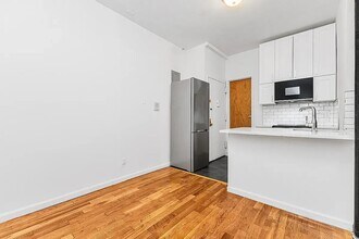 25 Thompson St, Unit 23 in New York, NY - Building Photo - Building Photo