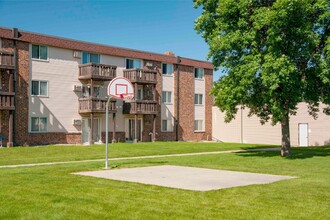 Forest Park Apartments in Grand Forks, ND - Building Photo - Building Photo