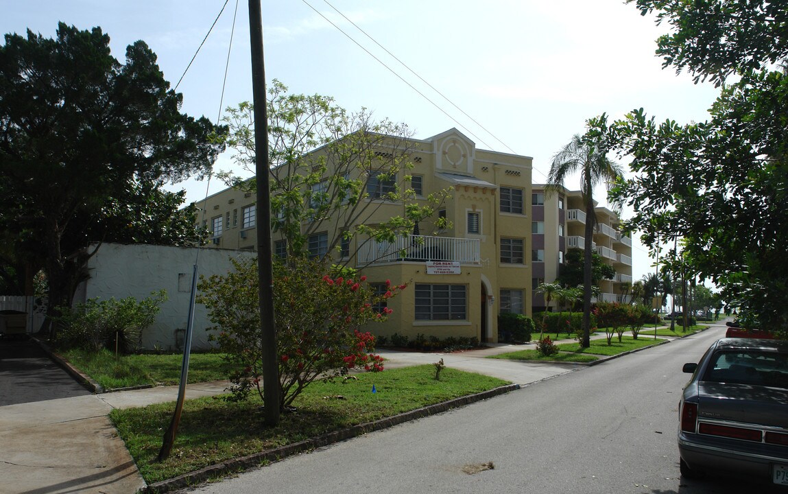 635 12th Ave NE in St. Petersburg, FL - Foto de edificio