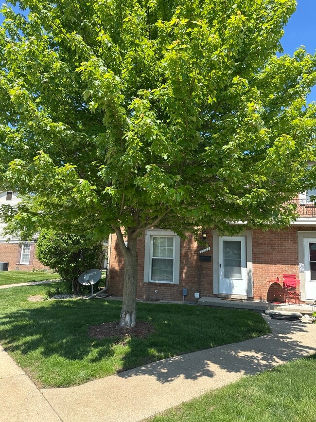 28331 Greenbriar Way in Brownstown Twp, MI - Building Photo - Building Photo