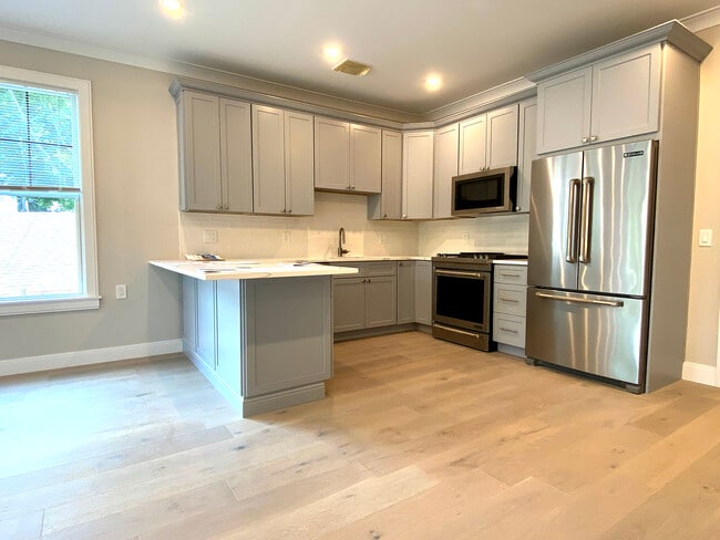 32 Cummins Hwy, Unit 1 in Boston, MA - Building Photo - Building Photo
