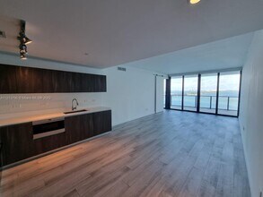 3131 NE 7th Ave, Unit 1703 in Miami, FL - Building Photo - Building Photo