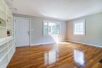 117 Sharon Springs Dr in Worthington, OH - Building Photo - Building Photo