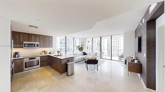 68 SE 6th St in Miami, FL - Building Photo