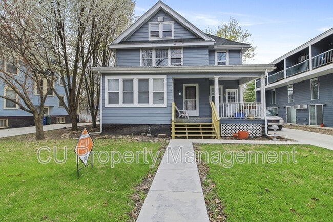 407 W Green St in Champaign, IL - Building Photo - Building Photo