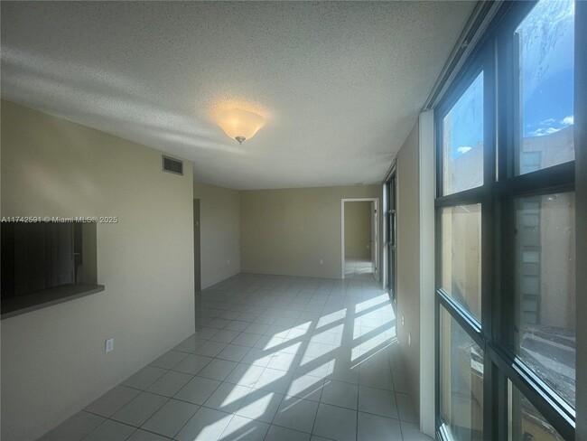 11750 SW 18th St in Miami, FL - Building Photo - Building Photo