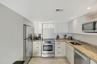 2457 Collins Ave, Unit 1402 in Miami Beach, FL - Foto de edificio - Building Photo