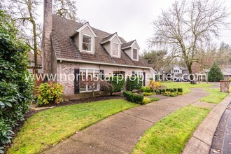 14323 Amberwood Cir in Lake Oswego, OR - Building Photo - Building Photo