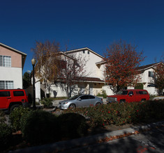 191 W Elmwood Ave in Burbank, CA - Foto de edificio - Building Photo