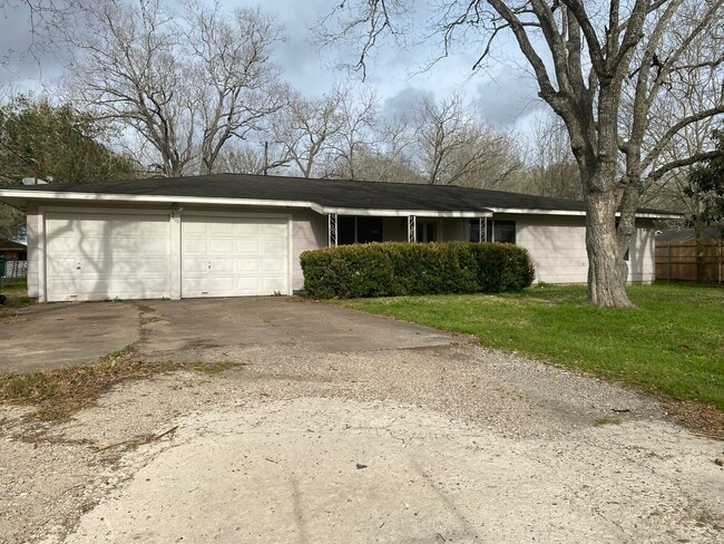 802 Mable St in El Campo, TX - Building Photo - Building Photo