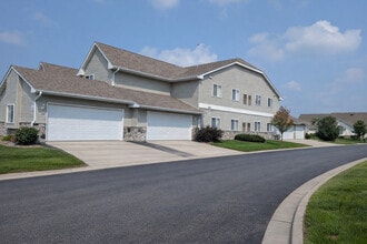 Prairie Fields Apartments in Delavan, WI - Foto de edificio - Building Photo
