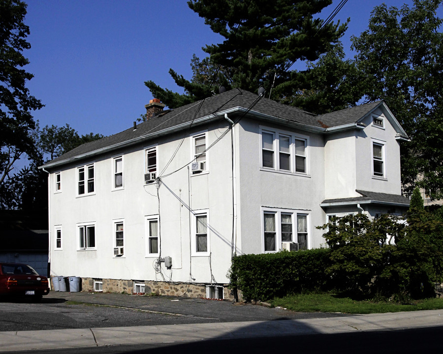 352 Mount Pleasant Ave in Mamaroneck, NY - Foto de edificio