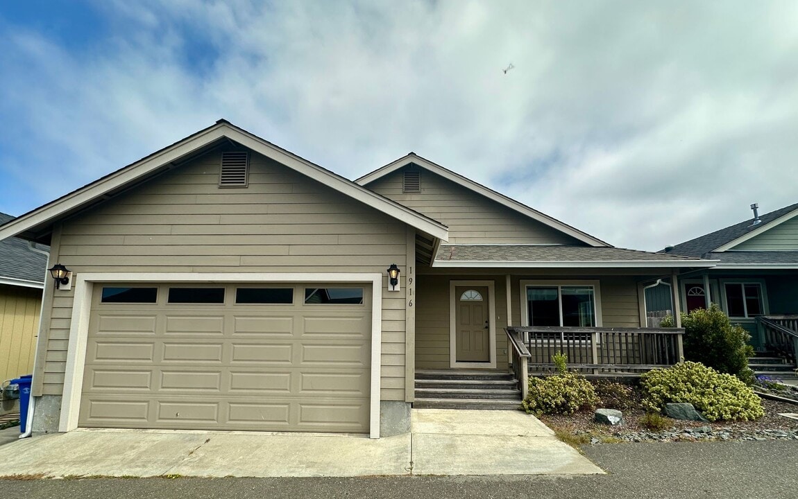 1916 Arbor Wy in Mckinleyville, CA - Building Photo