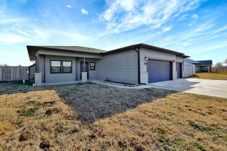 5502 S Victoria Ct in Wichita, KS - Building Photo - Building Photo