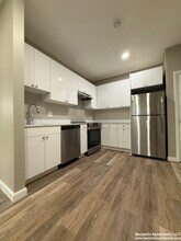 50 Evergreen St, Unit 18 in Boston, MA - Foto de edificio - Building Photo