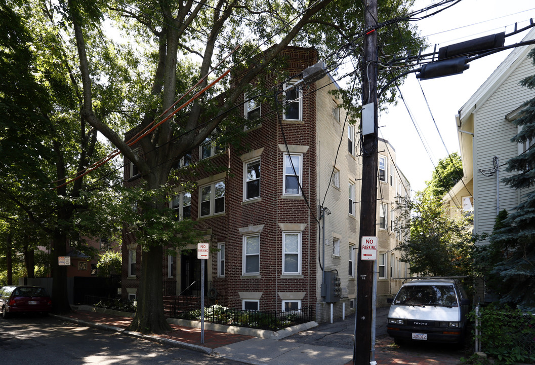 214 Chestnut St in Cambridge, MA - Building Photo