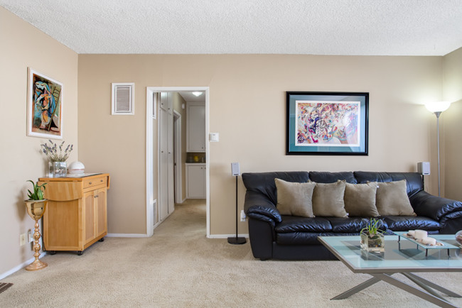 CAMBRIDGE COURTYARDS in Northridge, CA - Building Photo - Interior Photo