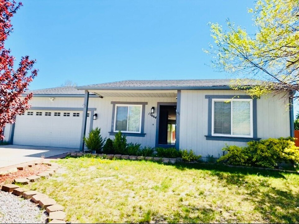 17664 Thomasville Ct in Reno, NV - Building Photo