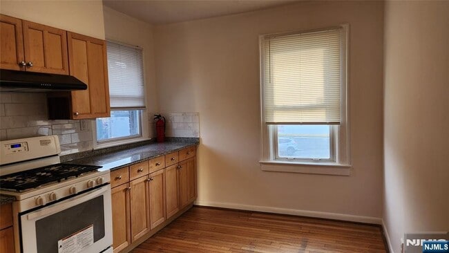 50 W Columbia Ave in Palisades Park, NJ - Building Photo - Building Photo