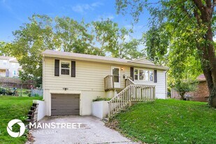 215 Maple St in Liberty, MO - Building Photo