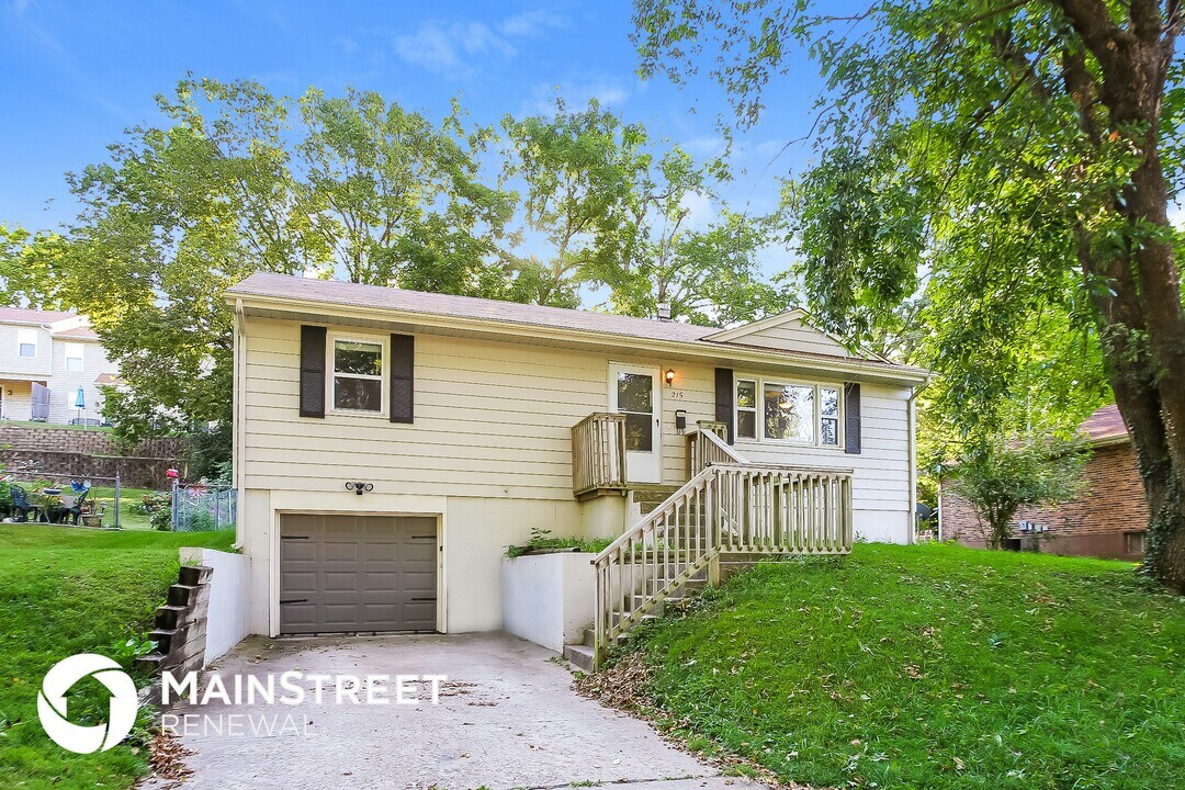 215 Maple St in Liberty, MO - Foto de edificio
