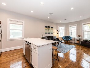 25 Darling St, Unit 3 in Boston, MA - Foto de edificio - Building Photo
