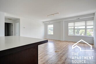 1544 W Glenlake Ave in Chicago, IL - Building Photo - Building Photo