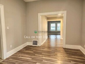 674 Carlysle St in Akron, OH - Foto de edificio - Building Photo